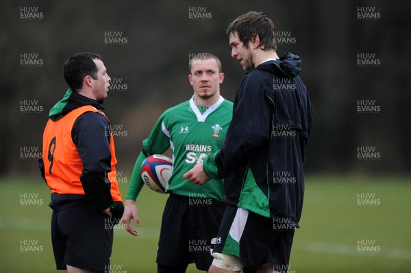 04.02.10 - Wales Rugby Training -  Gareth Cooper and Richie Rees talk to Ryan Jones during training. 