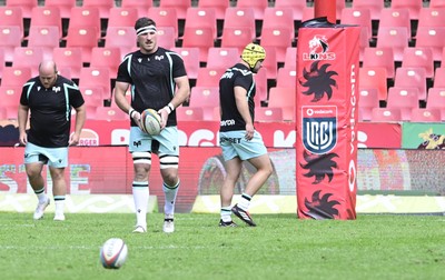 031026 - 10bet Lions v Ospreys - United Rugby Championship - Teams warming up