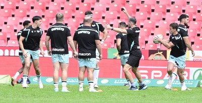 031026 - 10bet Lions v Ospreys - United Rugby Championship - Teams warming up
