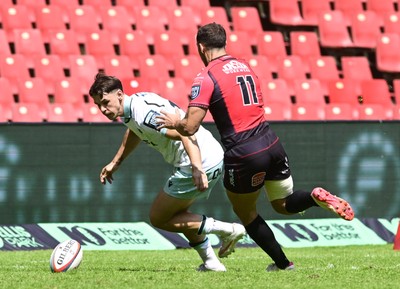 031026 - 10bet Lions v Ospreys - United Rugby Championship - Tom Rogers of Ospreys and Erich Cronje of the Lions