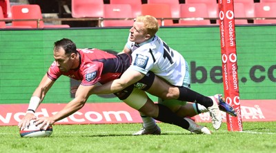 031026 - 10bet Lions v Ospreys - United Rugby Championship - Laystyn Hopkins of Ospreys and Erich Cronje of the Lions