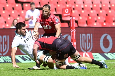031026 - 10bet Lions v Ospreys - United Rugby Championship - Liam Wright of Ospreys with the ball