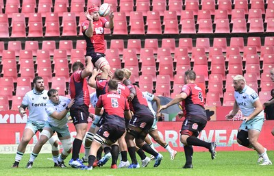 031026 - 10bet Lions v Ospreys - United Rugby Championship - Lions win possession