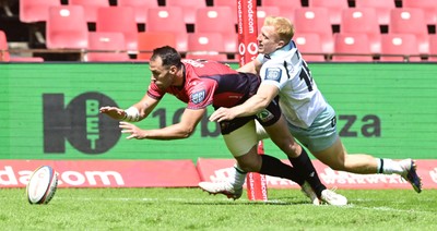 031026 - 10bet Lions v Ospreys - United Rugby Championship - Laystyn Hopkins of Ospreys and Erich Cronje of the Lions