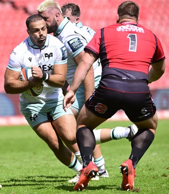 031026 - 10bet Lions v Ospreys - United Rugby Championship - Evardi Boshoff of Ospreys with the ball