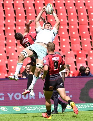 031026 - 10bet Lions v Ospreys - United Rugby Championship - Battle for ball possession
