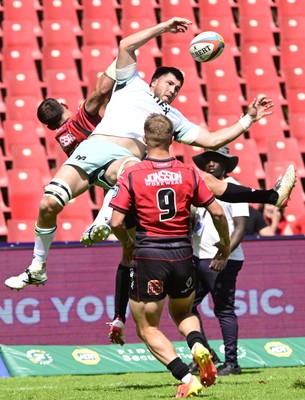 031026 - 10bet Lions v Ospreys - United Rugby Championship - Battle for ball possession
