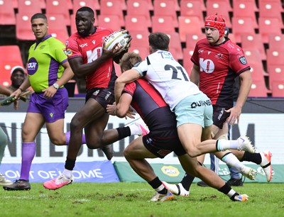031026 - 10bet Lions v Ospreys - United Rugby Championship -  Kelly Mpeku of the Lions with the ball to score a try