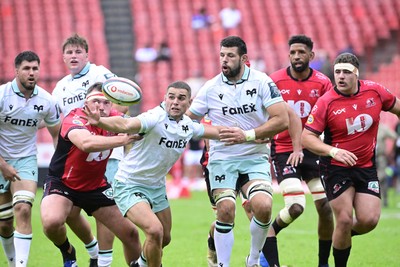 031026 - 10bet Lions v Ospreys - United Rugby Championship -  Battle for possession