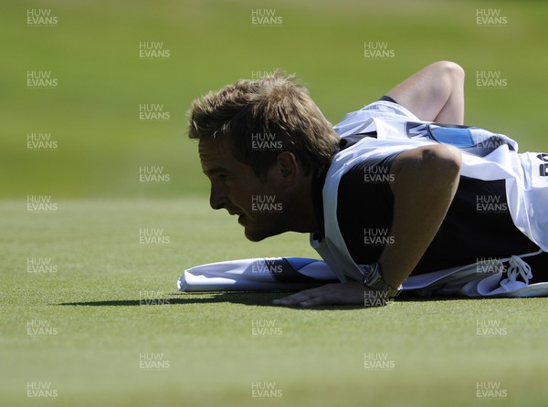 22.05.10... BMW PGA Championship - Robert Rock's caddie gets down low to study the line on the first green on day 3 at the 2010 BMW PGA Championship on the West Course, Wentworth Club, Virginia Water, Surrey 