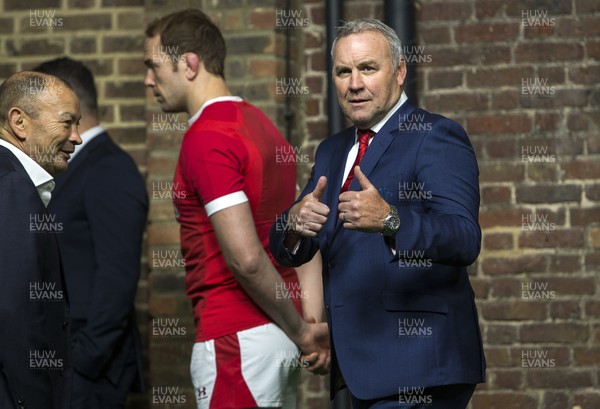 220120 - 2020 Guinness Six Nations Launch - Eddie Jones with Alun Wyn Jones and Wayne Pivac giving the double thumbs up during the 2020 Guinness Six Nations Launch at Tobacco Dock, London