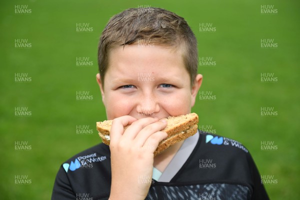 190821 - WRU Kids Rugby Camp at Aberavon Harlequins - Children with their healthy food at lunch