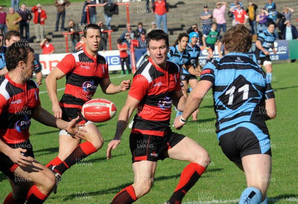 15.10.11 - Aberavon v Cardiff - Principality Premiership Aberavon's Jamie Davies slips the ball to Howard Thomas 