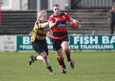 250212 Aberavon RFC v Newport RFC - Principality Premiership -Aberavon's Richard Thomas outpaces Newport's Dafydd Morgan