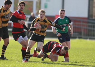 250212 Aberavon RFC v Newport RFC - Principality Premiership -Newport's Owen Broad splits the Aberavon defense 