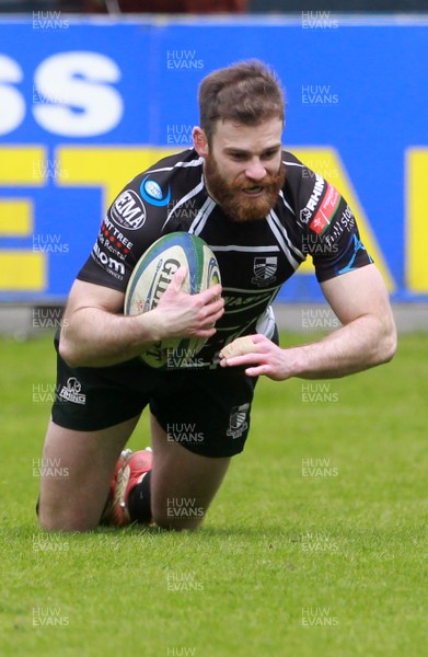 120414 - Aberavon v Pontypridd - SWALEC Cup Semi-Final - Geraint Walsh of Pontypridd runs in Pontys second try