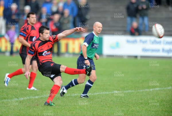 28 0913 -Aberavon Wizards v Cardiff RFC - Jamie Davies of Aberavon kicks a penalty ( c ) Huw Evans Agency