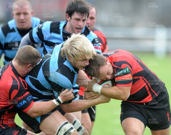 28 0913 -Aberavon Wizards v Cardiff RFC - Luke Hamilton of Cardiff, left, competes for the ball with Chris Morgan of Aberavon ( c ) Huw Evans Agency