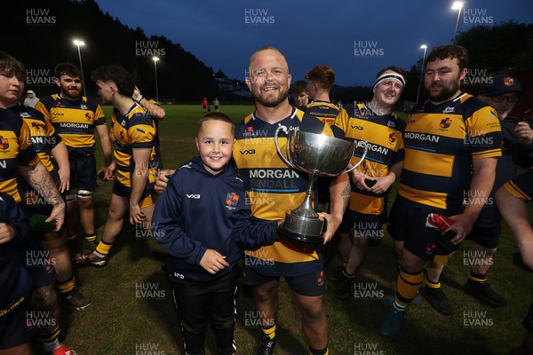 010526 - Aberdare v Ynysybwl - Mel Davies Cup Final - 