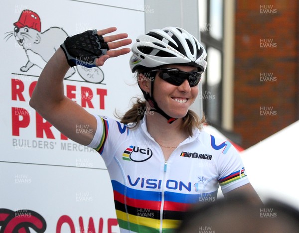 27.06.09 - Abergavenny Festival of Cycling British Womens' Road Race Championship Nicole Cooke waves to fans ahead of the race 