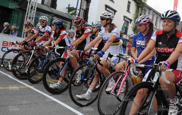 27.06.09 - Abergavenny Festival of Cycling British Womens' Road Race Championship The riders (incl. Nocole Cooke - 3rd R) line up ahead of the race 