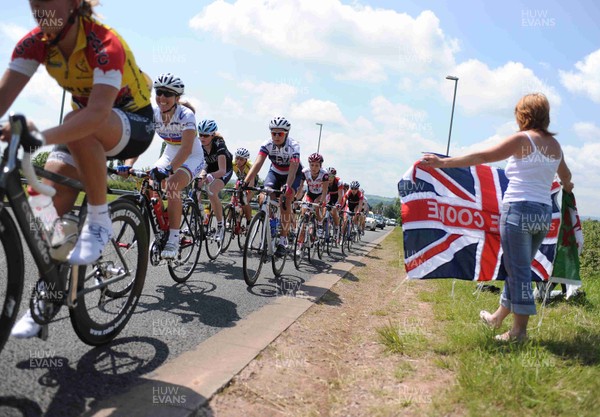 27.06.09 - Abergavenny Festival of Cycling British Womens' Road Race Championship Supporters watch the riders pass 