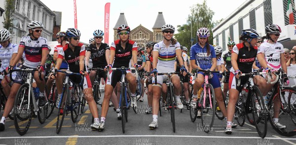 27.06.09 - Abergavenny Festival of Cycling British Womens' Road Race Championship The riders (incl. Nocole Cooke - ctr R) line up ahead of the race 