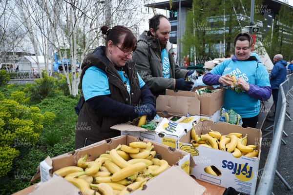 160423 - ABP Newport Wales Marathon & 10K - Volunteers prepare bananas for finishers ahead of the race