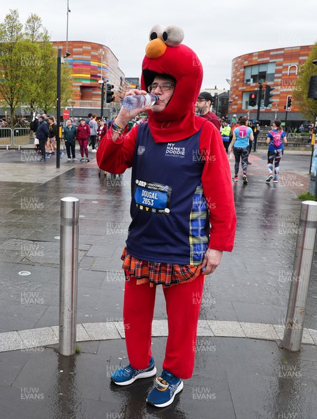 160423 - ABP Newport Wales Marathon & 10K - One runner hydrates ahead of the start of the race
