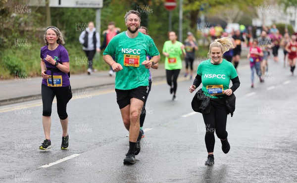 160423 - ABP Newport Wales Marathon & 10K - Former Wales rugby captain Ryan Jones heads into the final stages of the 10k race
