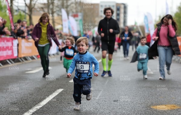 160423 - ABP Newport Wales Marathon & 10K - Children take part in the toddler dash