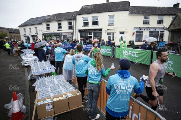 160423 - ABP Newport Wales Marathon and 10K - Run 4 Wales extra miler volunteers in Magor 