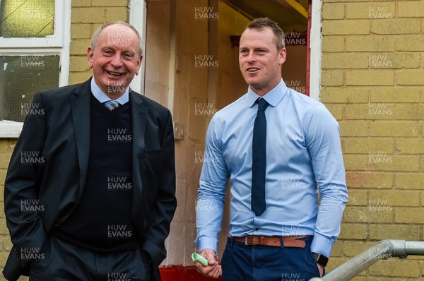 181117 - Accrington Stanley v Newport County - Sky Bet League 2 - Newport County manager Michael Flynn with Lennie Lawrence