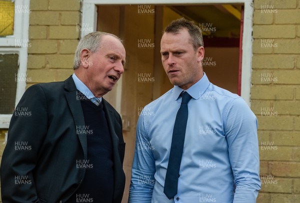 181117 - Accrington Stanley v Newport County - Sky Bet League 2 - Newport County manager Michael Flynn with Lennie Lawrence