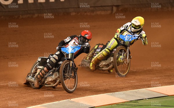 220717 - Adrian Flux British FIM Speedway Grand Prix 2017 - Tai Woffinden (red) and Craig Cook (yellow) during heats