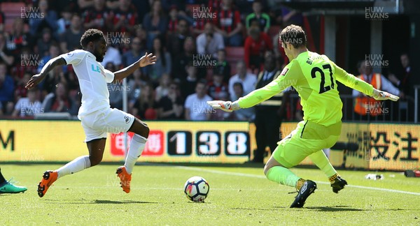 050518 - AFC Bournemouth v Swansea City - Premier League - Nathan Dyer of Swansea can't get past keeper Asmir Begovic of Bournemouth