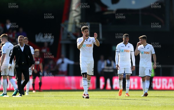 050518 - AFC Bournemouth v Swansea City - Premier League - Federico Fernandez of Swansea thanks the fans