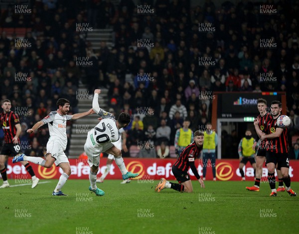 250124 - AFC Bournemouth v Swansea City - FA Cup Fourth Round - Liam Cullen of Swansea shoots