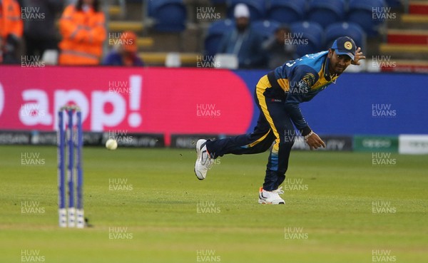 040619 - Afghanistan v Sri Lanka - ICC Cricket World Cup 2019 - Dimuth Karunaratne of Sri Lanka runs out Najibullah Zadran