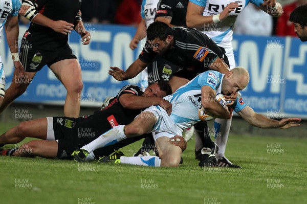 050512 Aironi v Ospreys - RaboDirect Pro12 - Ospreys' Richard Fussell is tackled by Aironi's Simone Favaro and Roberto Santamaria 