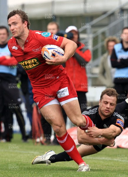 150412 - Aironi v Scarlets - RaboDirectPRO12 - Andy Fenby of Scarlets