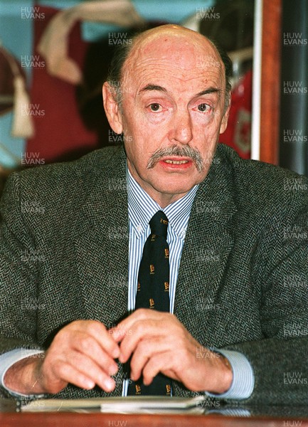 210395 - Cardiff Rugby - Coach Alex Evans at press conference to announce the continuation of his contract with the club