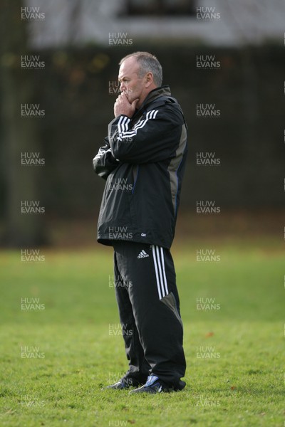 20.11.08 New Zealand Rugby Training... Coach Graham Henry during training. 