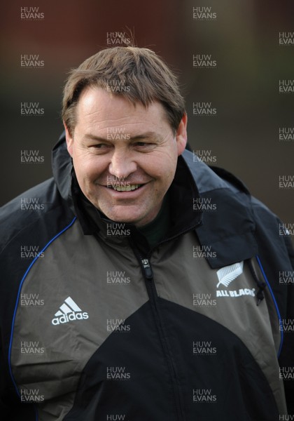 20.11.08 - New Zealand Rugby Training - All Blacks assistant coach Steve Hansen during training 