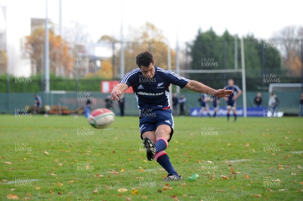 20.11.08 - New Zealand Rugby Training - Dan Carter practices his kicking during training 