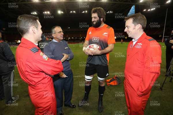 241117 - All Blacks Captains Run - Sam Whitelock talks to Albie Fox from the RAF and Red Arrows pilots Andrew Keith and Mike Bowden