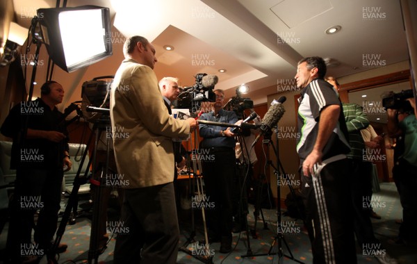 03.11.09 - All Blacks Press Conference, Hilton Hotel, Cardiff All Blacks Assistant Coach Wayne Smith gives media interviews  