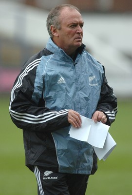 22.11.06 - New Zealand Rugby Training - All Blacks Head Coach, Graham Henry oversees training 