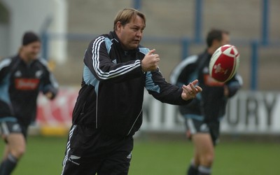 22.11.06 - New Zealand Rugby Training - All Blacks Assistant Coach, Steve Hansen oversees training 