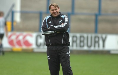 22.11.06 - New Zealand Rugby Training - All Blacks Assistant Coach, Steve Hansen oversees training 